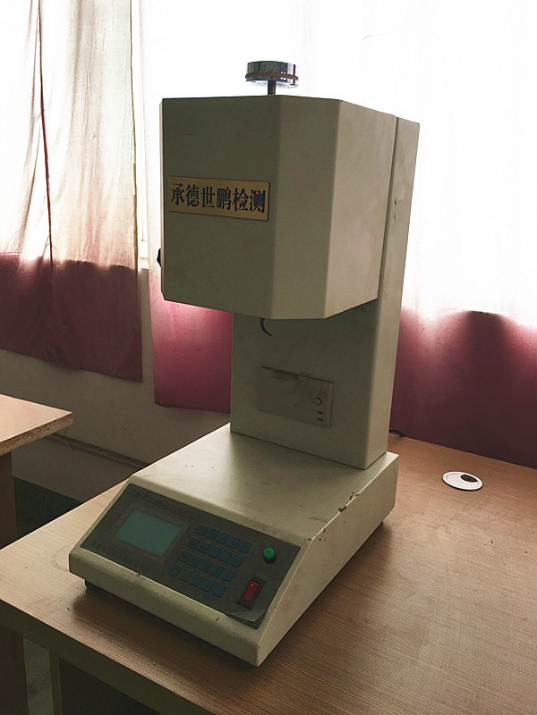 Machine for testing raw materials